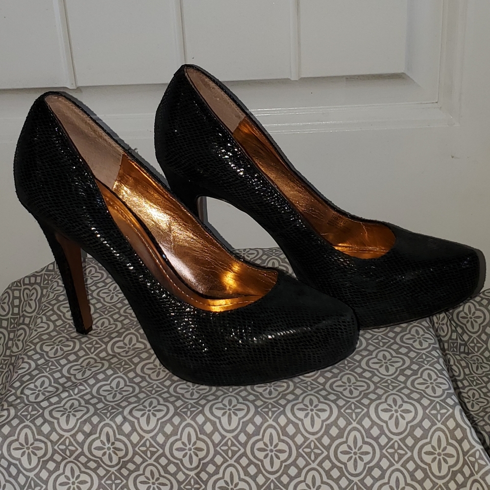 BCBG Pumps Black Snakeskin